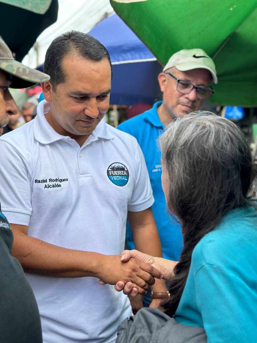 razielrod_'s tweet photo. Ayer recorrimos #Petare junto al equipo de @lafuerzavecinal, increíble todo el cariño y muestras de afecto de la gente. 

Llevamos el mensaje que el municipio #Sucre también puede cambiar de la misma manera que lo estamos logrando en #Guatire. https://t.co/WkDjG6e9AO