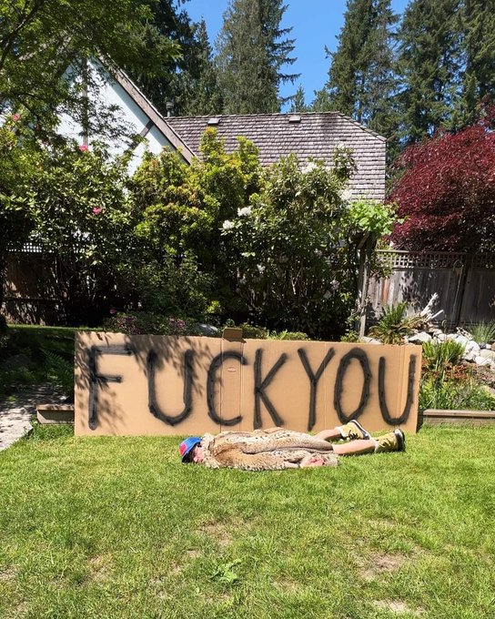 😂🤣😂🤣 When your landscaper hates you. https://t.co/GgkXxVolg3