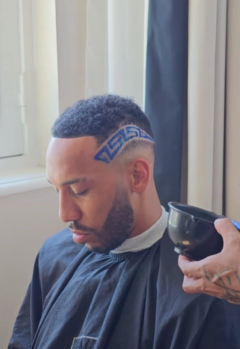 Gp_013's tweet photo. Nouvelle coupe pour @Auba 🇬🇦 au couleur de L'OM 🔵⚪ ✂️

#TeamOM #MercatOM 

📸 BARBERTANTAN 💈👈 https://t.co/tJNcS6zc6D