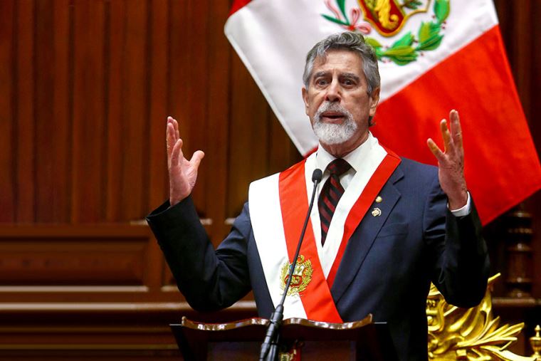 rleonduenas's tweet photo. Este es el infeliz de Sagasti, el mismo que desmembró a la policía y que en su breve y nefasto gobierno se asesinó a varios manifestantes, pero claro, como es el santón progre de la caviarada se le perdona todo. No lo tocan ni con el pétalo de una rosa. La doble moral de siempre. https://t.co/ZXuOUweAmL