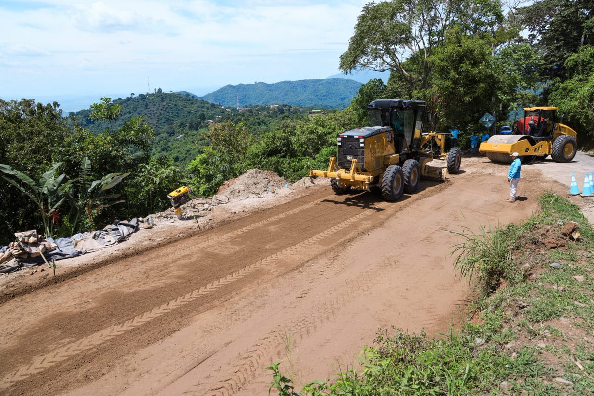 NoticieroSLV's tweet photo. Los equipos de la Dirección de @ObraMunicipal trabajan en Talnique, La Libertad, con el fin de desarrollar el programa de mejoramiento vial.

Los habitantes de la zona pronto recibirán mejores calles. https://t.co/bidj471Cn4