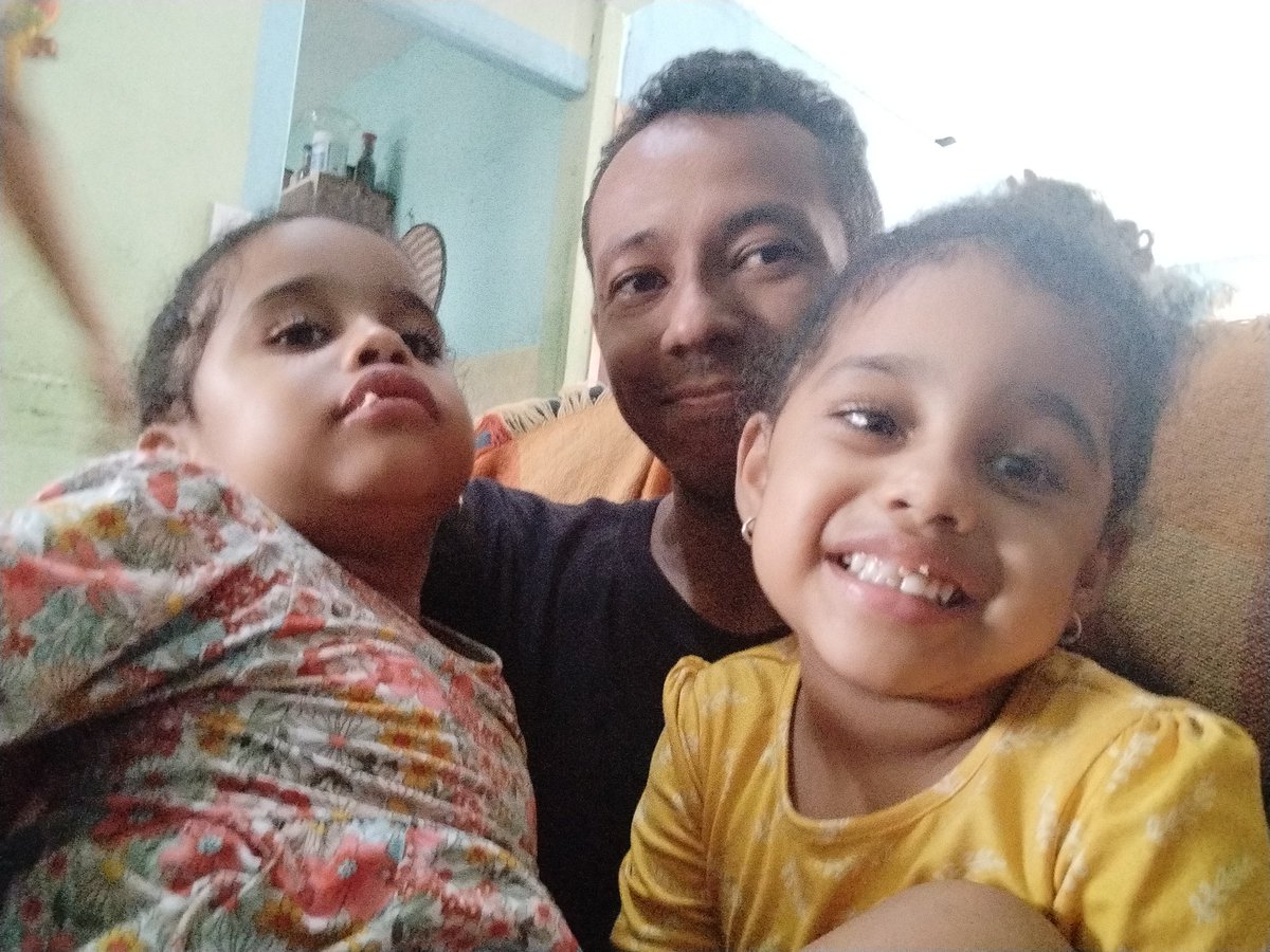 ElvisMecro's tweet photo. Hoy soñé con mis princesas, soñé que nos abrazamos llenos de felicidad y alegría, se que es mi mente, pero quisiera creer que pronto se hará realidad. https://t.co/TX90IfYICP