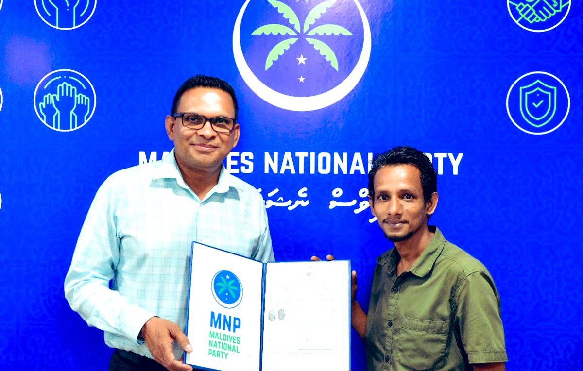 MNPSouthRegion's tweet photo. ނާޒިމްގެ މަގުބޫލުކަންދަނީ އިތުރުވަމުން، ފުދުންތެރި ރައްޔިތެއް ބިނާކުރުމަށް އެންމެންގެ ވޯޓް @nazim7878  އަށް، އުޖާލާ ޒަމާނެއް ހޯދައިދެވޭނެ ހަމައެކަނި ކެނޑިޑޭޓަކީ އެމްއެންޕީގެ ކެނޑިޑޭޓް @MNP_Secretariat @shar_f https://t.co/b04tymTtvu