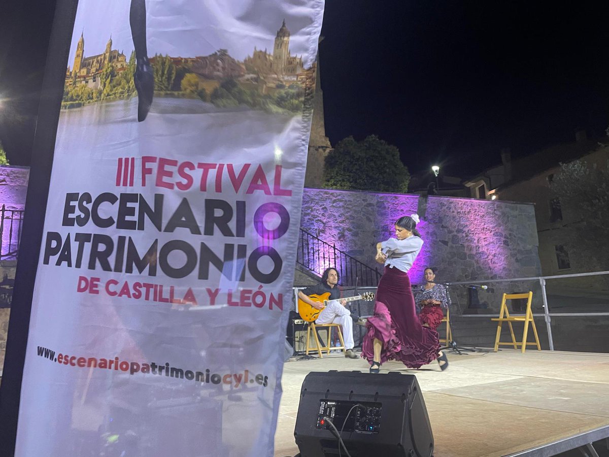 EscenarioCyl's tweet photo. 🎼 La expresión y el talento de Yorukalia Cía, con su espectáculo 'De raíces y ramas', se desplegaron frente a la Iglesia de San Sebastián, uno de los muchos atractivos turísticos de Caleruega (Burgos) @EscenarioCyl 
ℹ️ https://t.co/au7puYjIW4
@jcyl @CyLesVida @CaleruegaTur https://t.co/Y4IRpuEXFg