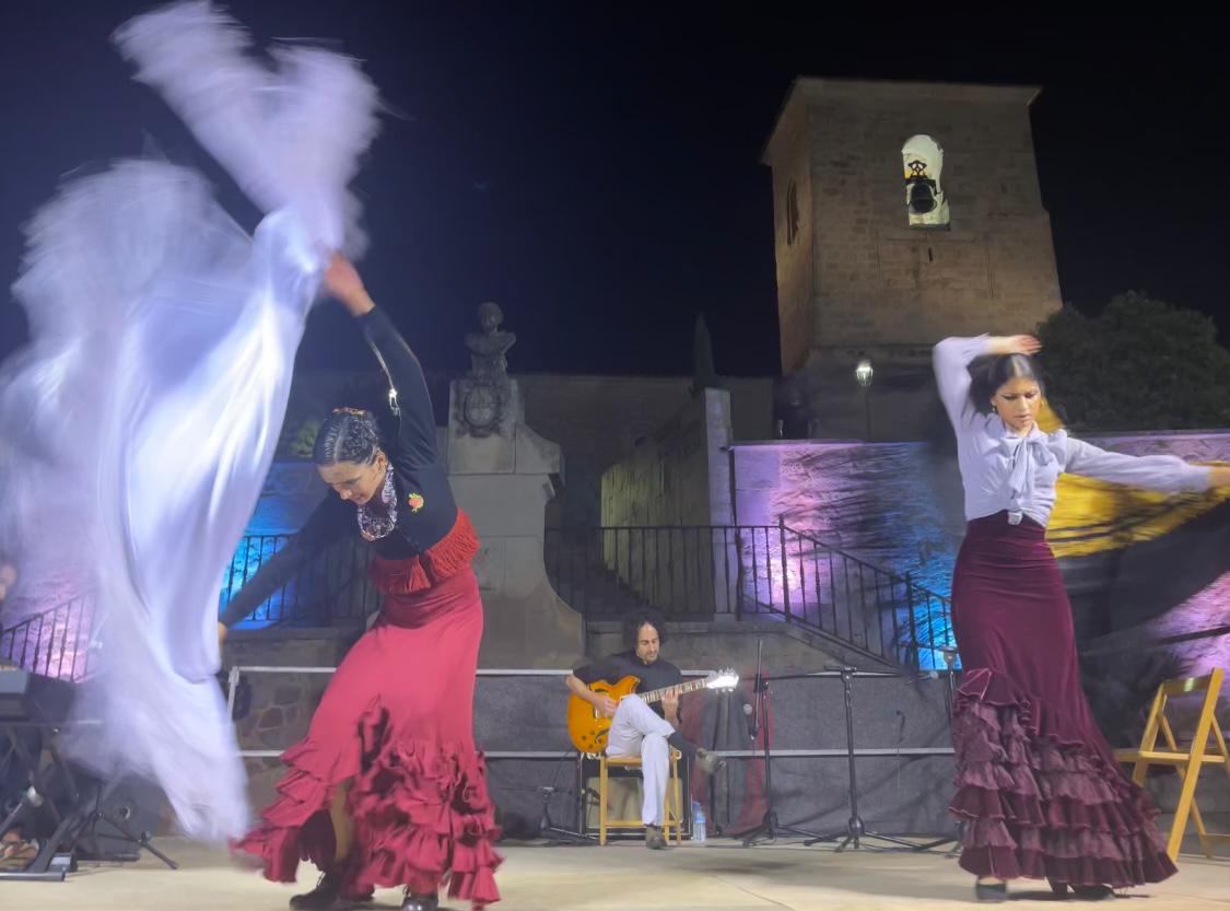 EscenarioCyl's tweet photo. 🎼 La expresión y el talento de Yorukalia Cía, con su espectáculo 'De raíces y ramas', se desplegaron frente a la Iglesia de San Sebastián, uno de los muchos atractivos turísticos de Caleruega (Burgos) @EscenarioCyl 
ℹ️ https://t.co/au7puYjIW4
@jcyl @CyLesVida @CaleruegaTur https://t.co/Y4IRpuEXFg