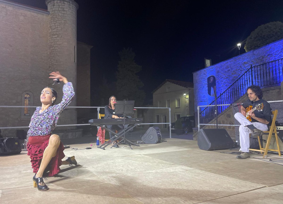 EscenarioCyl's tweet photo. 🎼 La expresión y el talento de Yorukalia Cía, con su espectáculo 'De raíces y ramas', se desplegaron frente a la Iglesia de San Sebastián, uno de los muchos atractivos turísticos de Caleruega (Burgos) @EscenarioCyl 
ℹ️ https://t.co/au7puYjIW4
@jcyl @CyLesVida @CaleruegaTur https://t.co/Y4IRpuEXFg