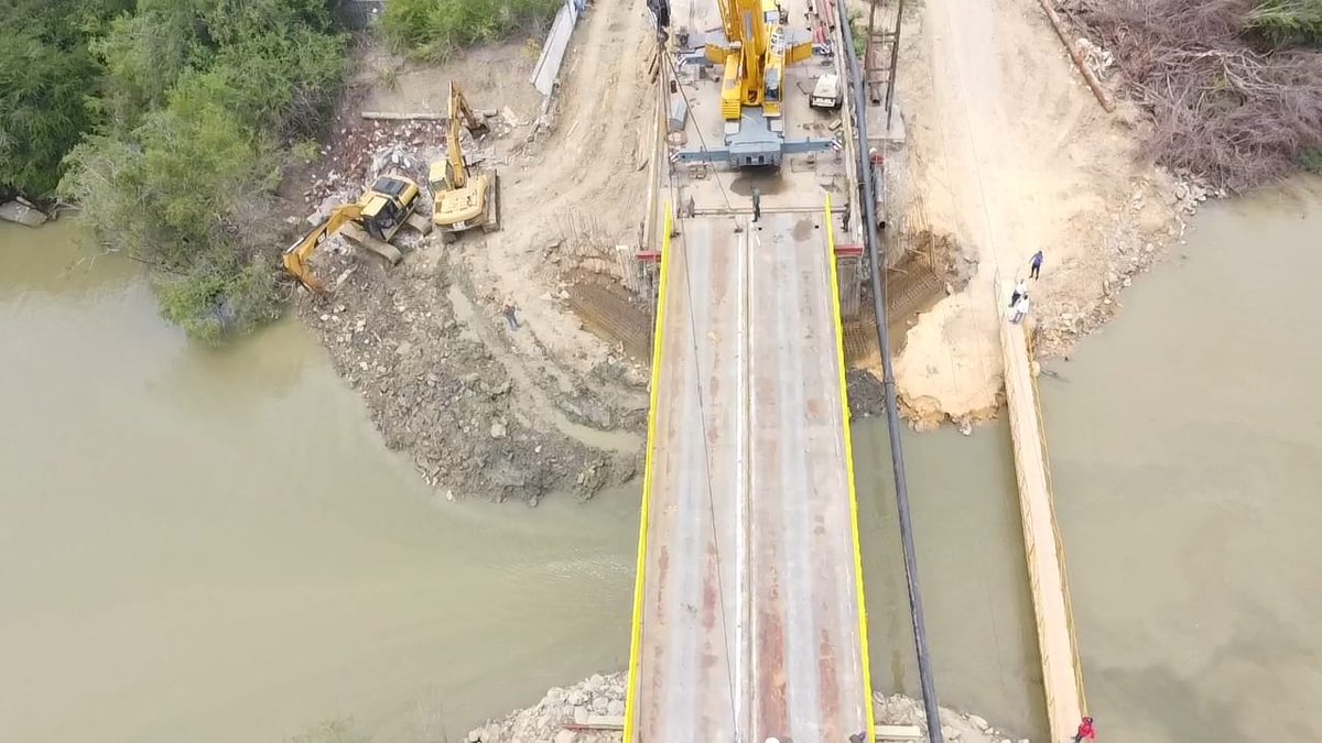 mintransporteve's tweet photo. 1/3 #EnFotos | Avanza un 95% trabajos de construcción del nuevo Puente La Reina, vía Carenero- Guayacán, #Miranda, donde se realizó la colocación y posicionamiento de tableros, la elevación de 2mts del puente y el dragado del canal 

#SomosLosDeChávezYNicolás https://t.co/BrAw7FtZqA