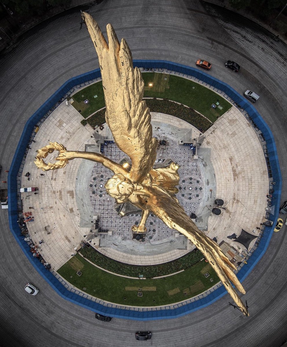 Cuauhtemoc_1521's tweet photo. Y tú le llamas Ángel de la Independencia a la escultura alada que corona la columna de la Independencia en Paseo de la Reforma? 

En realidad es una Victoria Alada (la diosa llamada Niké entre los griegos) la cual sostiene una corona de laureles para coronar a aquellos patriotas que participaron durante el movimiento insurgente de 1810-1821. En la otra mano lleva una cadena rota, símbolo de la libertad. Se dice que se está compuesta de tres eslabones que representa los 3 siglos de dominación española, el Virreinato de la Nueva España. 
Fotografía de @Santiago_Arau