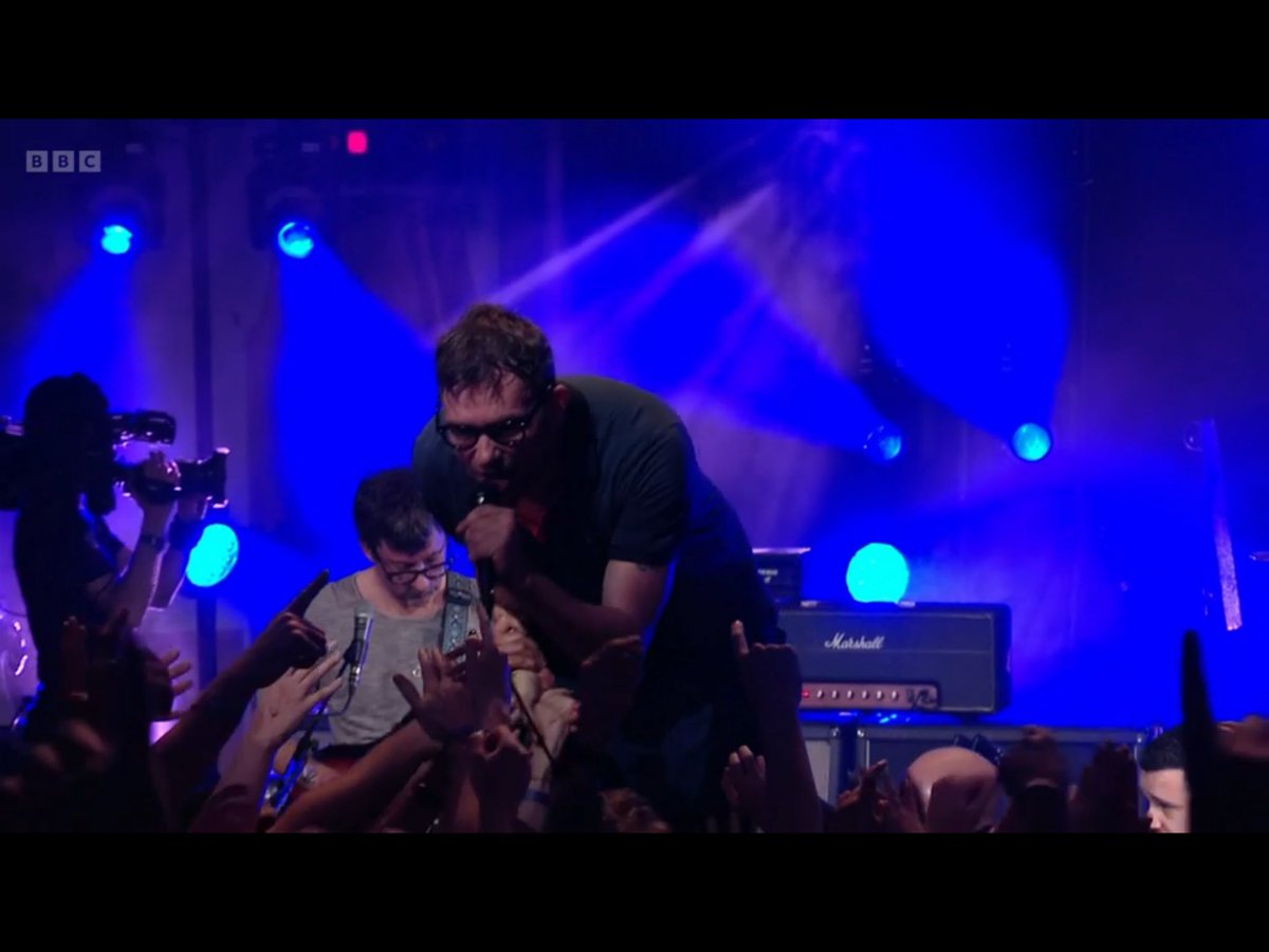 AndrewJazzie's tweet photo. Damon Albarn is a magnificent front man.
#blur #radio2inconcert #BlurAtTheBBC #damonalbarn https://t.co/c6kiBscqOw