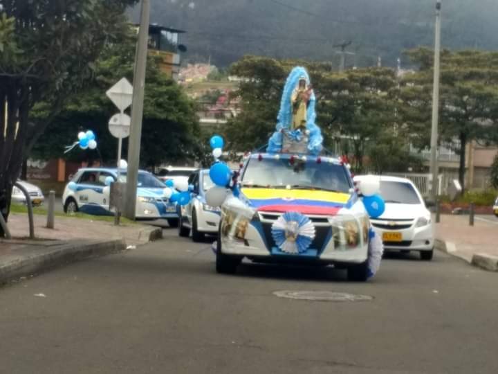 taxelectricos's tweet photo. Mañana nuestros #taxiselectricosbogota darán posiblemente su última caravana en honor a la #virgendelcarmen ya que en el mes de agosto se terminan los años de operación permitidos, lamentablemente Bogotá se quedará sin #taxiselectricos pedimos SOS  @ClaudiaLopez @MinTransporteCo https://t.co/jUeIB860Vr