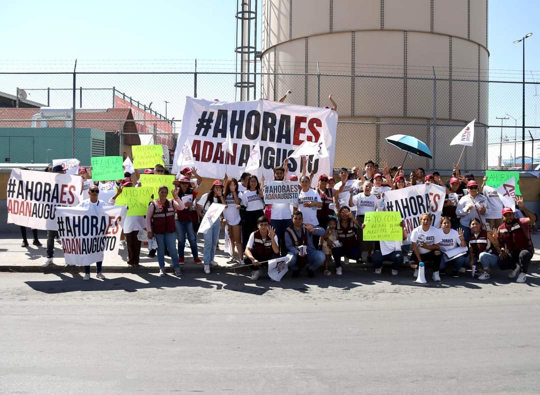 JBDiputado's tweet photo. Amigos les comparto imágenes de volanteo que realizamos el día de hoy en la región laguna del estado, la gente nos muestra su apoyo y estamos más convencidos que el licenciado #AdanAugustoLopez es quién encabezará los comités de la defensa de la 4T. https://t.co/D3UX6WXiHI