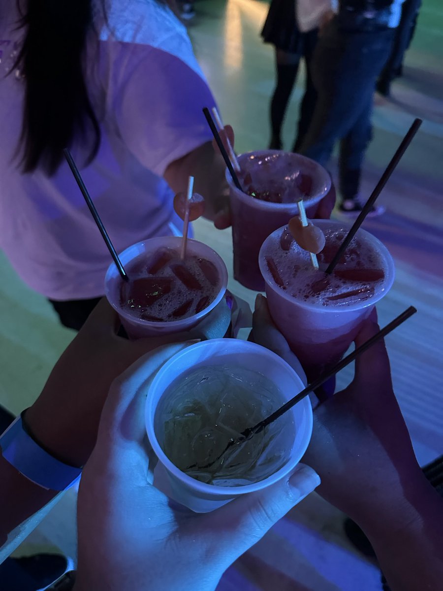 kdashlanie's tweet photo. Four hours after these pics were taken, we were limping into the hotel room from dancing all evening 😅😂 https://t.co/MToqd7wkpd