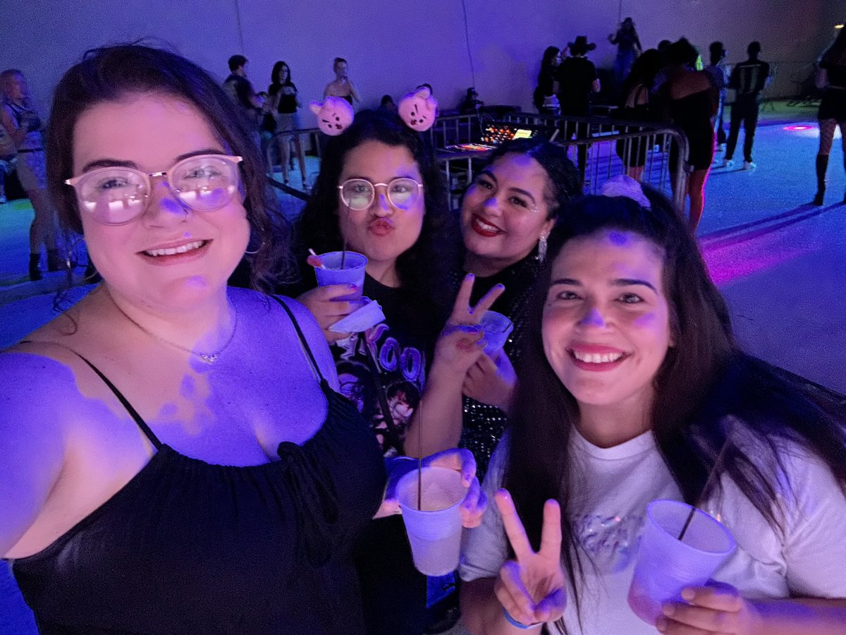 kdashlanie's tweet photo. Four hours after these pics were taken, we were limping into the hotel room from dancing all evening 😅😂 https://t.co/MToqd7wkpd