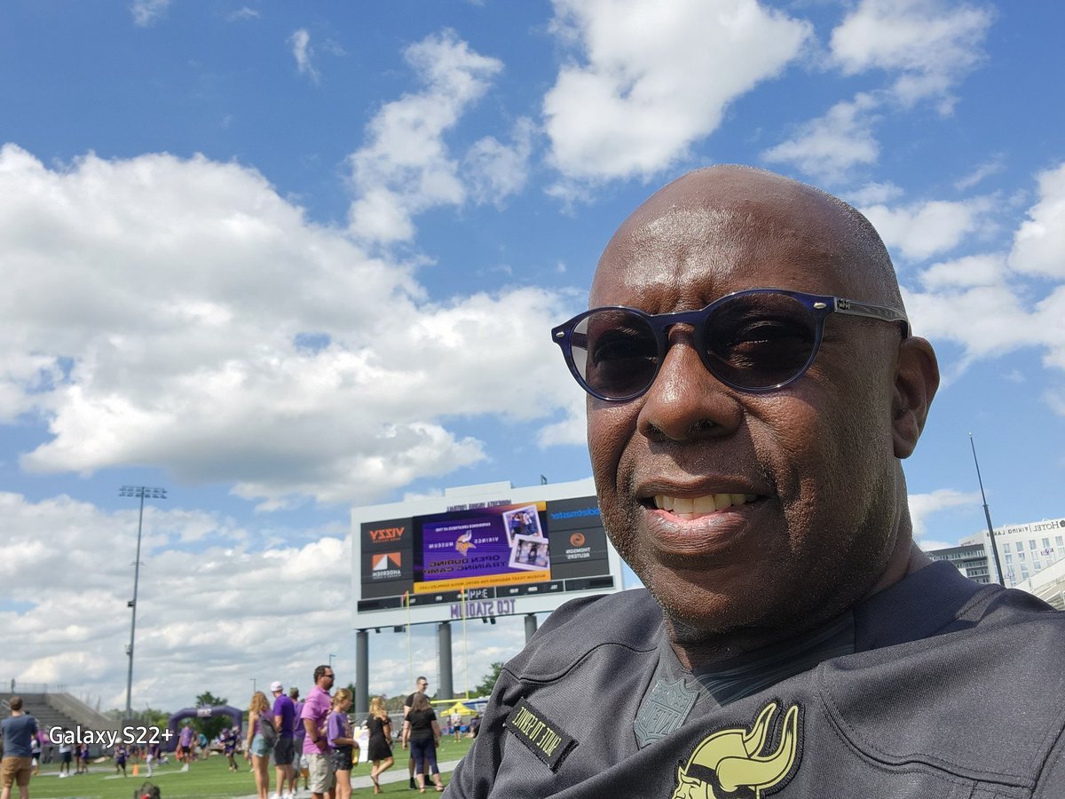 melvintennant's tweet photo. Pretty warm out here at @Vikings training camp. Great crowds and team is looking good. #SKOL https://t.co/t1ol0QnRap