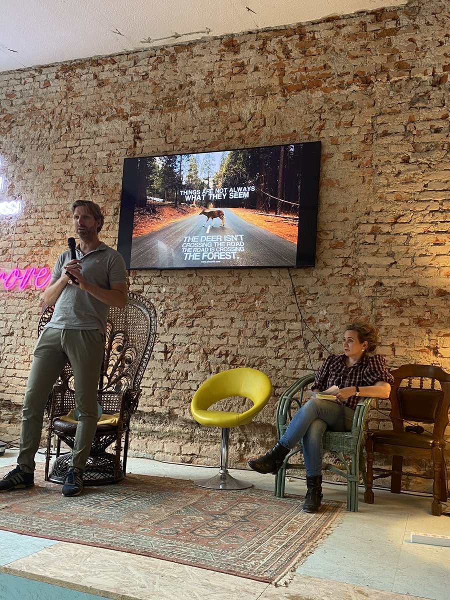 FreiraumViertel's tweet photo. The power of language - inspirierender Vortrag von @fietsprofessor 

#marcotebrömmelstroet #freiraumviertel #perspektivwechsel #thepoweroflanguage https://t.co/ovKzl4UfTH