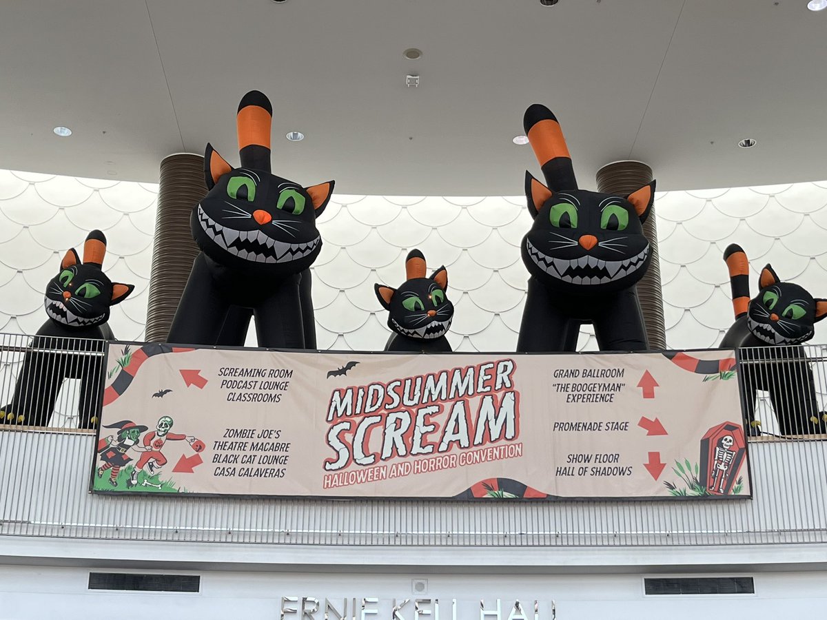lovinglypromise's tweet photo. #MidsummerScream was fantastic this year! We got to meet Bob Gurr and got a signed License Plate ๐ even got to meet Justin from #Randomland! What a ghoultastic time ๐โจ https://t.co/teCcAgErst