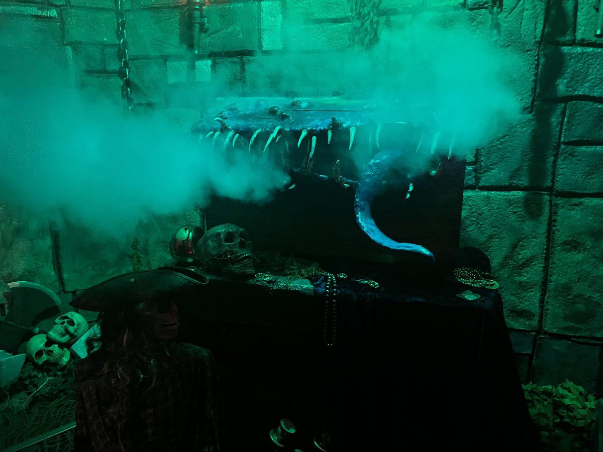 lovinglypromise's tweet photo. #MidsummerScream was fantastic this year! We got to meet Bob Gurr and got a signed License Plate ๐ even got to meet Justin from #Randomland! What a ghoultastic time ๐โจ https://t.co/teCcAgErst
