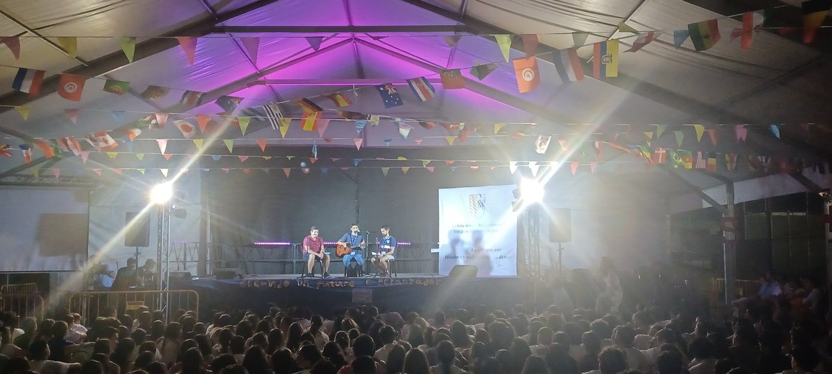 educsi's tweet photo. Los novicios de @jesuitasesp que nos acompañan en #JMJeducsi2023 nos ayudan a cerrar este día increíble con la oración https://t.co/gaabajbfpf