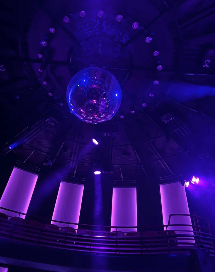 rogue_fia's tweet photo. I enjoyed a good jazz song in a bar in the middle of the lights. I drank a glass of champagne with my friend and listened to it together. This kind of feeling reminded me of my previous memories.🤔🥺 https://t.co/2SNWF4wisu