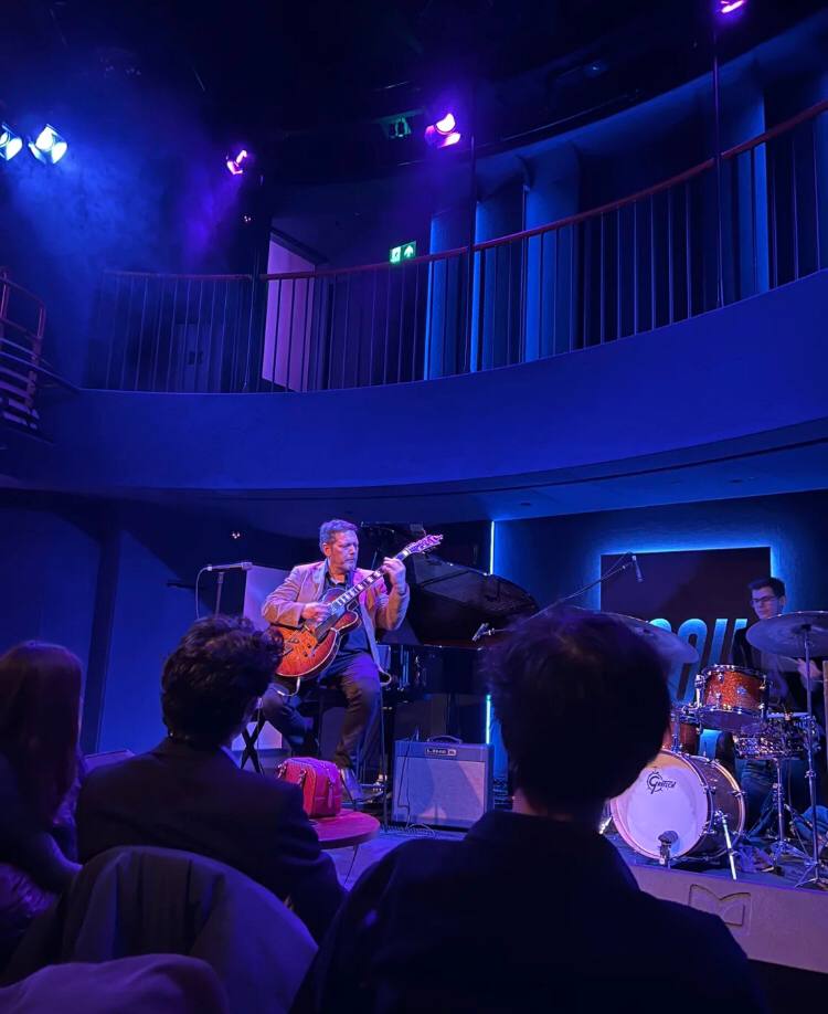 rogue_fia's tweet photo. I enjoyed a good jazz song in a bar in the middle of the lights. I drank a glass of champagne with my friend and listened to it together. This kind of feeling reminded me of my previous memories.🤔🥺 https://t.co/2SNWF4wisu