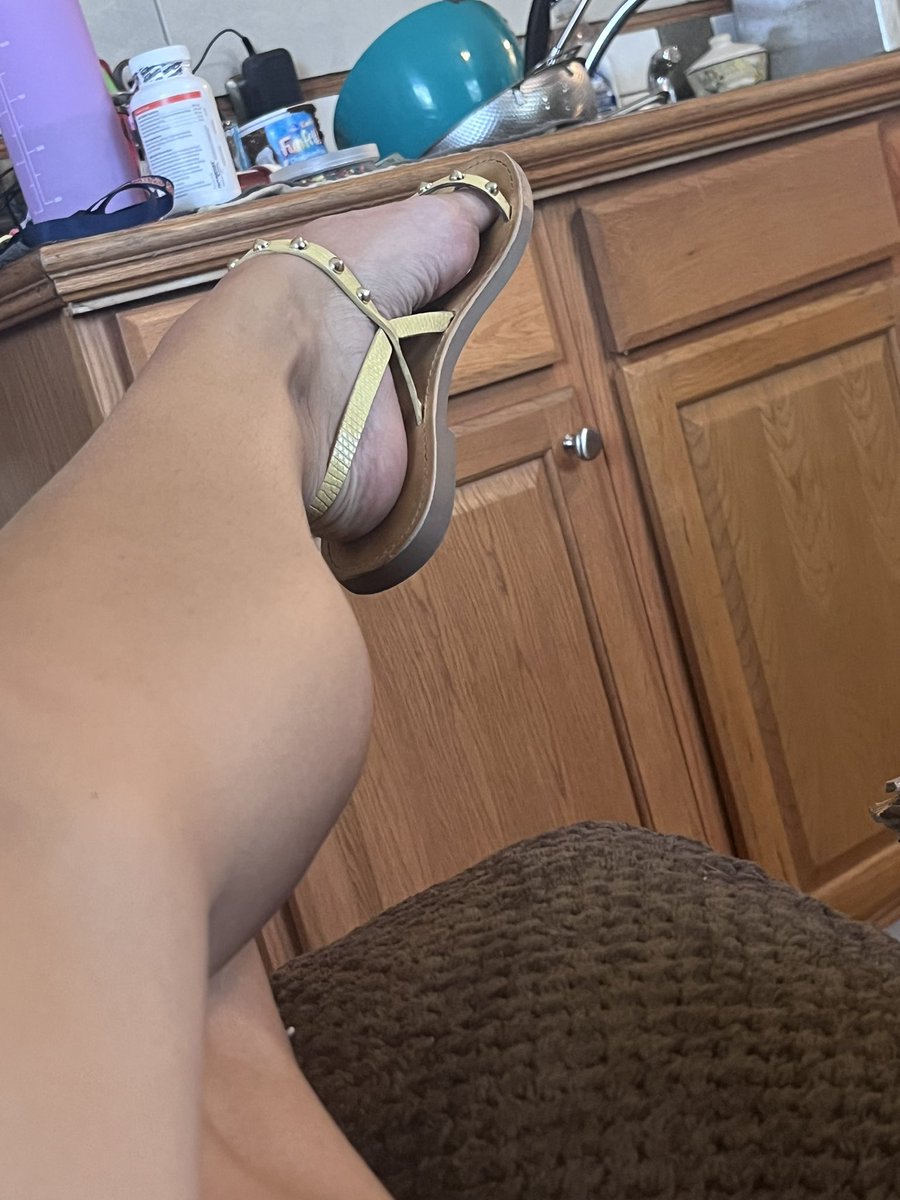 goddessskye92's tweet photo. Look at that arch! 

FinDom CashCow PayPig 

#doyoulikefeet #feet_lover #feetfinder #Footage #FOOTFETİSH #toes #SaturdayFeeling https://t.co/TgUo2vWIpi