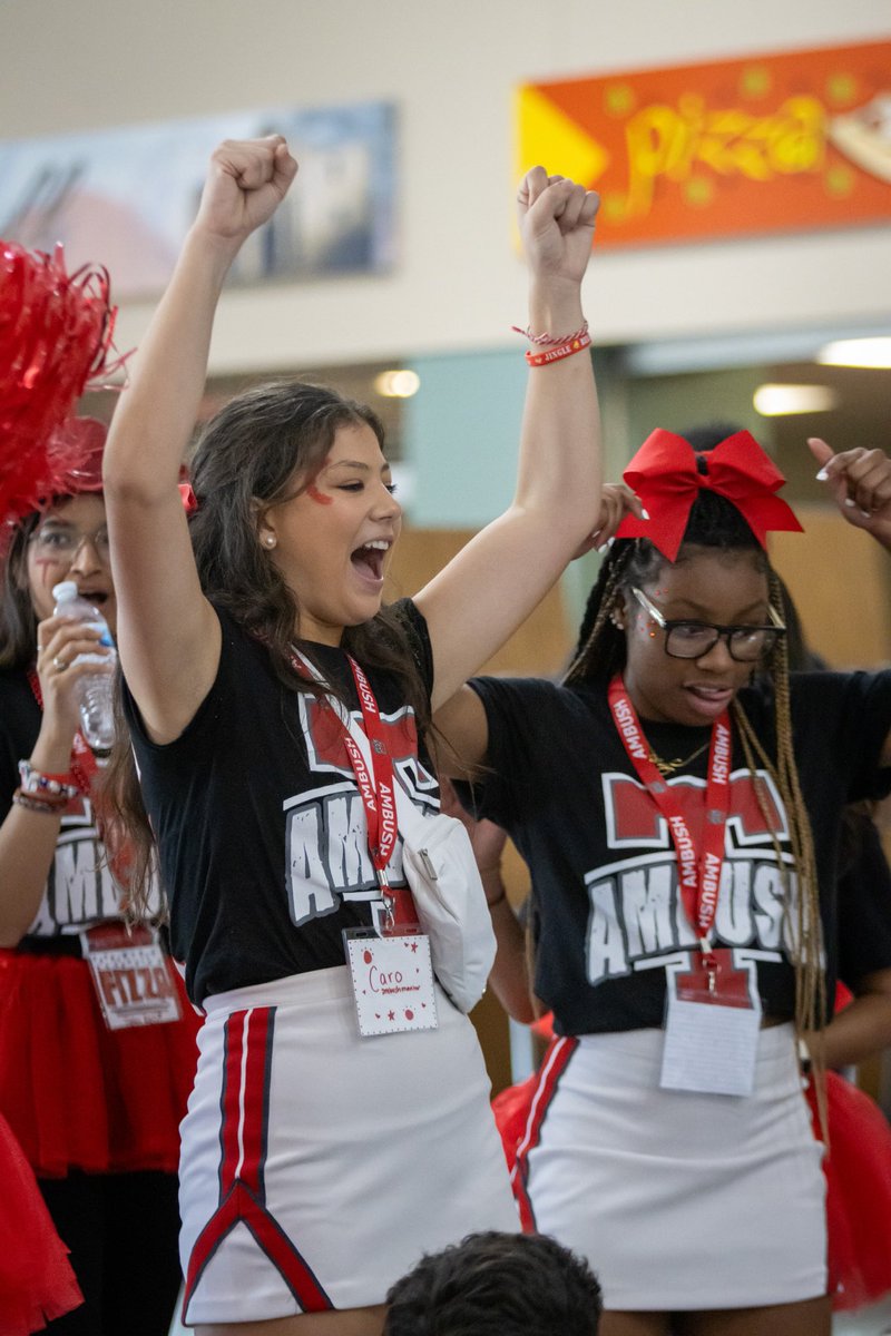 THS_Ambush's tweet photo. Love these smiles! #THSAmbush #TigerPride365 📸@TexasGameDay https://t.co/6vicSiMdOH