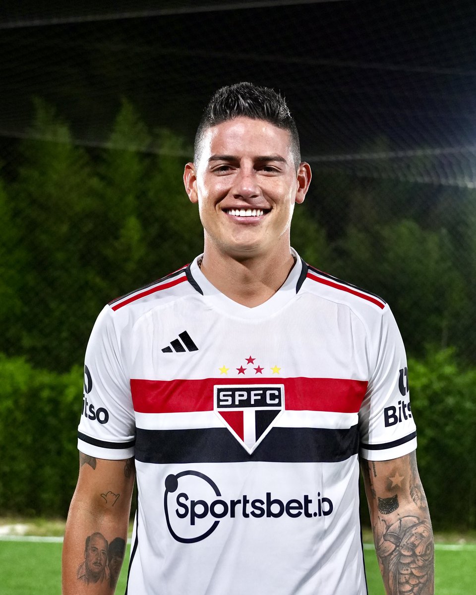 SaoPauloFC's tweet photo. Vestiu bem demais! 🕴

#JamesTricolor
#SejaSócioTorcedor
#VamosSãoPaulo 🇾🇪 https://t.co/DGJRSoY33O