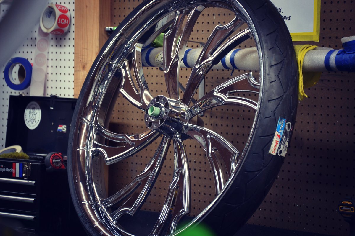 Smt_MachiningCo's tweet photo. 30" Chrome Guinzu ready for the clean-up process.
#smtwheels #ridewiththebest #bigwheelbagger #chrome #spitshine #bling https://t.co/d1KS19WoUh