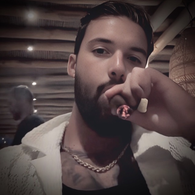 mafiamuscle4me's tweet photo. love watching the glow of the cigar with each draw. #cigarhypnosis #cigaralpha #cigarworship https://t.co/owEDPjaDeE