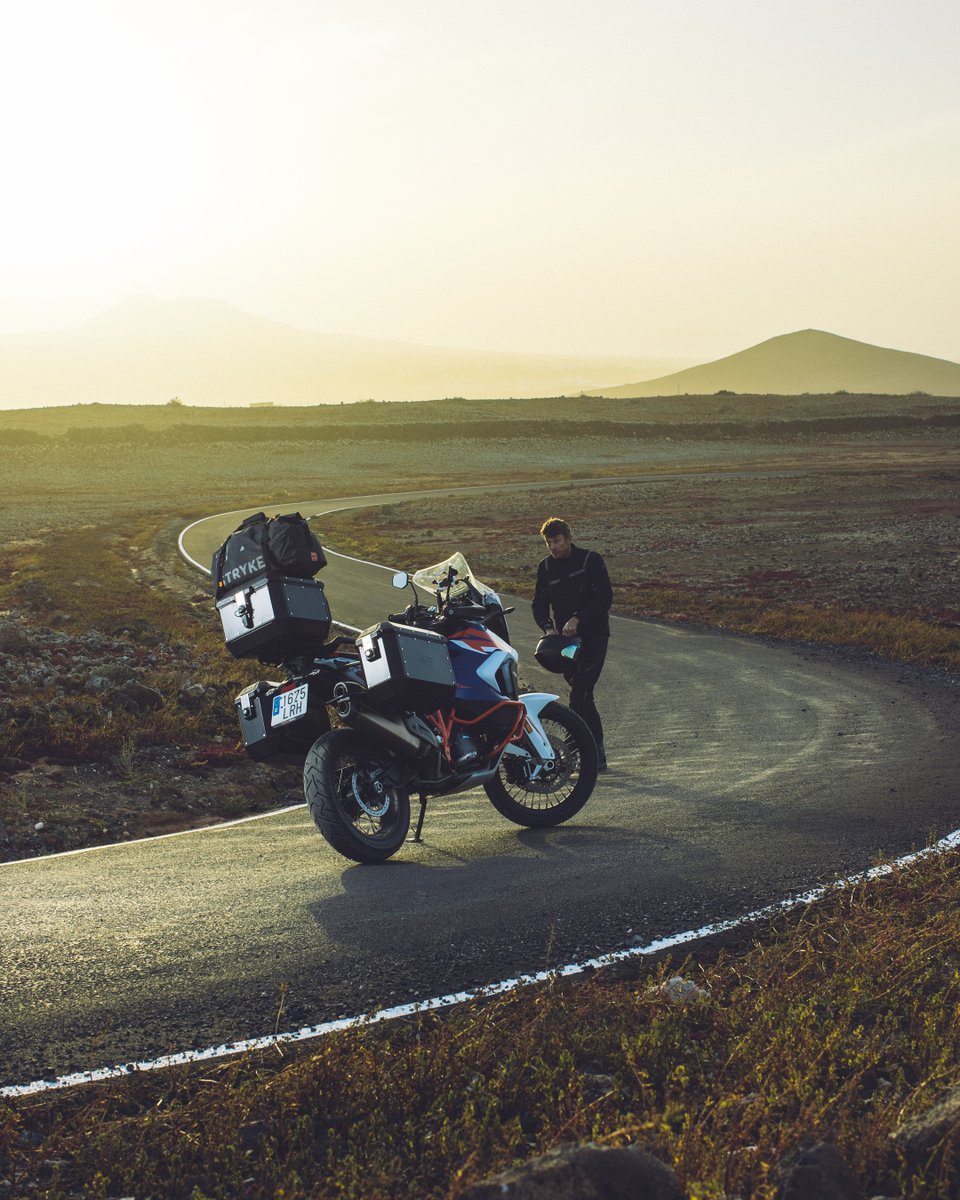 Kappamoto1's tweet photo. KV56 is the perfect helmet for adventures, featuring a smoked inner visor, upper air vent, chin-guard air vent, two extractors, micrometric strap, nose guard, wind deflector, and removable and washable lining.
-
#kappamoto #rideyourlife #helmet #summer #motoadventure #kappakv56 https://t.co/XNTpixN4mw