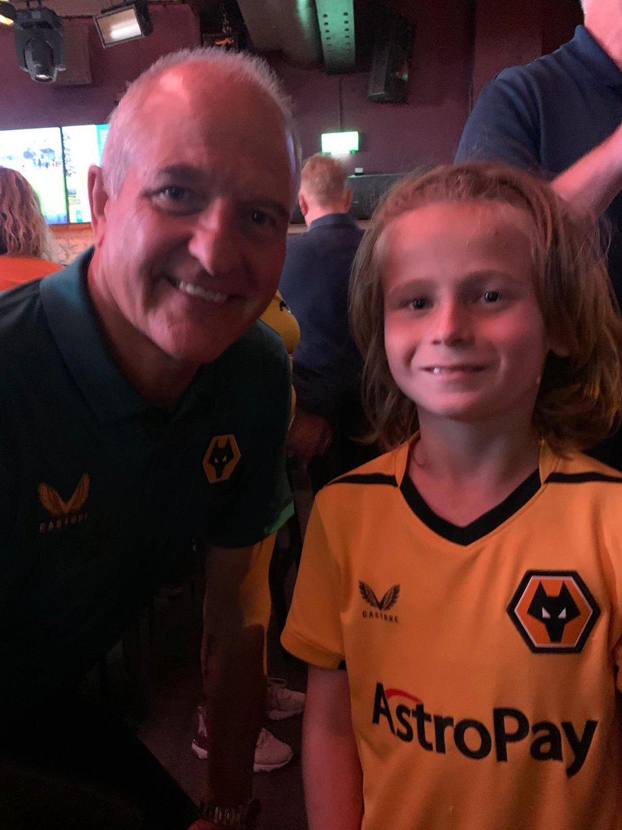 justine_peel's tweet photo. This legend making lad and dad day even better 🧡🖤🐺@robdewolf78  @Young_Wolves @Wolves https://t.co/dvKWt65NMV