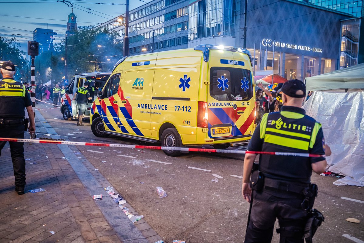 JeffreyNOB's tweet photo. Het #zomercarnaval in #Rotterdam wordt flink overschaduwd door verschillende geweldsincidenten. Twee schietpartijen, steekpartij en aanhouding van een persoon met een groot mes bederven het #zomerfeest

 De politie schoot bij de tweede #schietpartij de verdachte neer https://t.co/KAvgtbCi5S