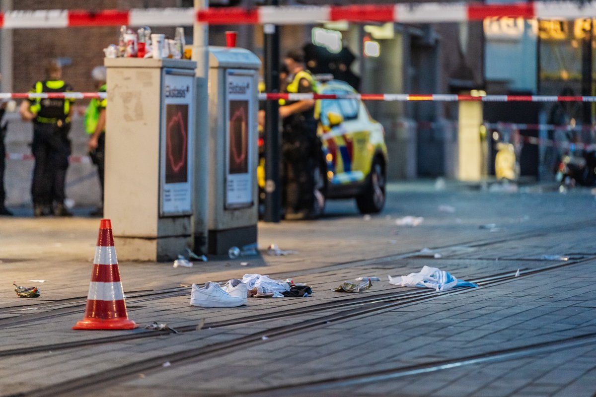 JeffreyNOB's tweet photo. Het #zomercarnaval in #Rotterdam wordt flink overschaduwd door verschillende geweldsincidenten. Twee schietpartijen, steekpartij en aanhouding van een persoon met een groot mes bederven het #zomerfeest

 De politie schoot bij de tweede #schietpartij de verdachte neer https://t.co/KAvgtbCi5S