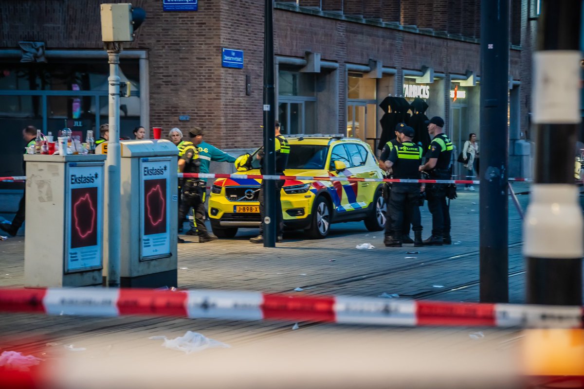 JeffreyNOB's tweet photo. Het #zomercarnaval in #Rotterdam wordt flink overschaduwd door verschillende geweldsincidenten. Twee schietpartijen, steekpartij en aanhouding van een persoon met een groot mes bederven het #zomerfeest

 De politie schoot bij de tweede #schietpartij de verdachte neer https://t.co/KAvgtbCi5S