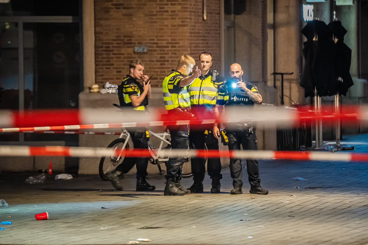 JeffreyNOB's tweet photo. Het #zomercarnaval in #Rotterdam wordt flink overschaduwd door verschillende geweldsincidenten. Twee schietpartijen, steekpartij en aanhouding van een persoon met een groot mes bederven het #zomerfeest

 De politie schoot bij de tweede #schietpartij de verdachte neer https://t.co/KAvgtbCi5S