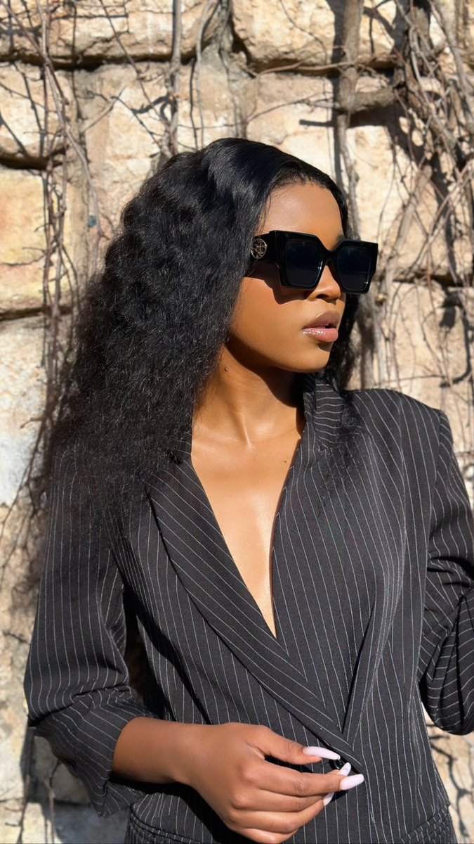 The audacity! Walking around with all this beauty, it can’t be easy. 

Who is she?? 🥰😍💋❤️😫