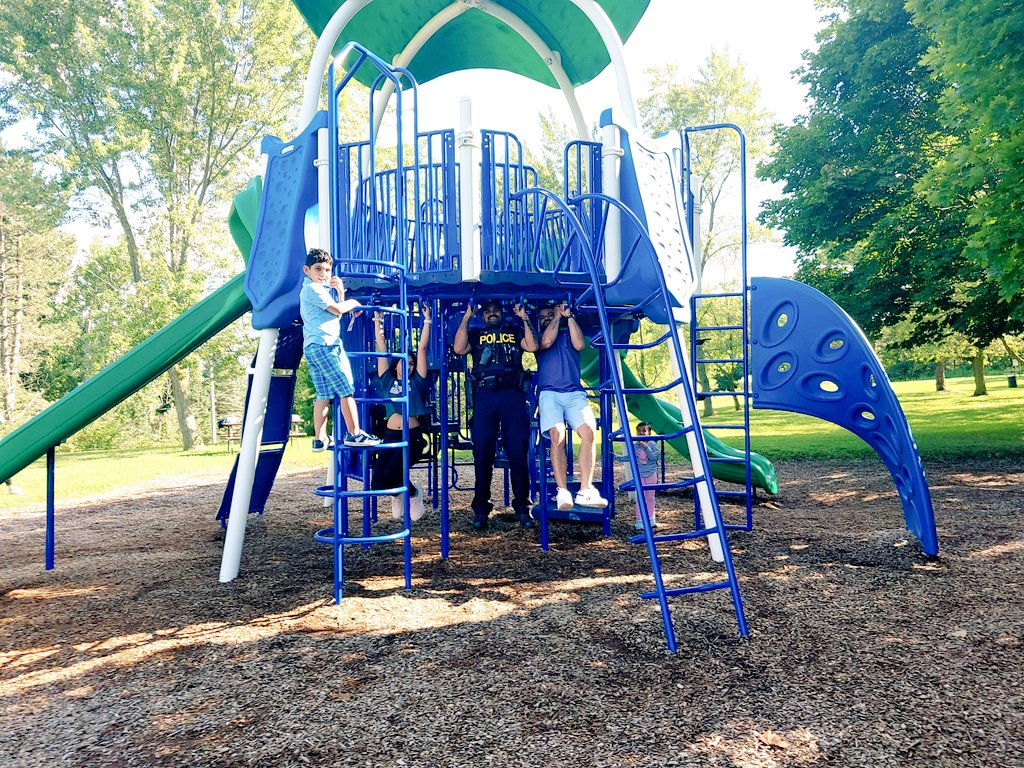 OPP_CR's tweet photo. #NottyOPP officers PC Ziccardi and PC Bhamber issued #positivetickets to these kids and a challenge for the parents! Most consecutive chins ups @tottenham conservation area playground.
#CommunityEngagement
@NewTecumseth https://t.co/TfZ77Y8pGt