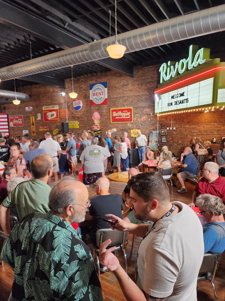 Great gathering in Oskaloosa at Smokey Row. Governor DeSantis took questions and really engaged the audience!
