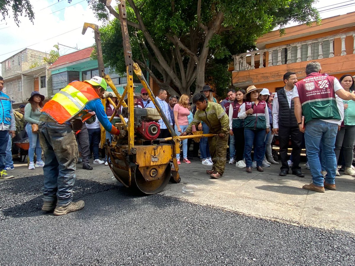 RigoSalgadoV's tweet photo. Llevamos bienestar a las colonias prioritarias de la ciudad

Acompañé al #JefeDeGobierno @martibatres y a la alcaldesa de Tláhuac Berenice Hernández Calderón, @bereheca en recorrido de supervisión.

Realizamos una asamblea informativa ante vecinos de la colonia Del Mar para rendir cuentas del programa #BienestarEnTuColonia 333.