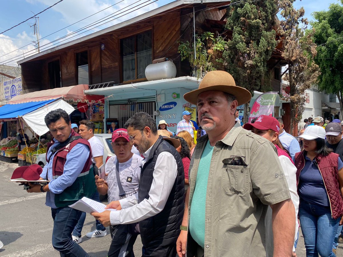 RigoSalgadoV's tweet photo. Llevamos bienestar a las colonias prioritarias de la ciudad

Acompañé al #JefeDeGobierno @martibatres y a la alcaldesa de Tláhuac Berenice Hernández Calderón, @bereheca en recorrido de supervisión.

Realizamos una asamblea informativa ante vecinos de la colonia Del Mar para rendir cuentas del programa #BienestarEnTuColonia 333.