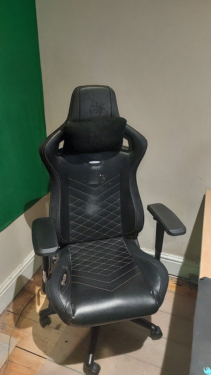 itsMike_TV's tweet photo. Replacement chair coming in clutch. https://t.co/9mmmoJfbRd