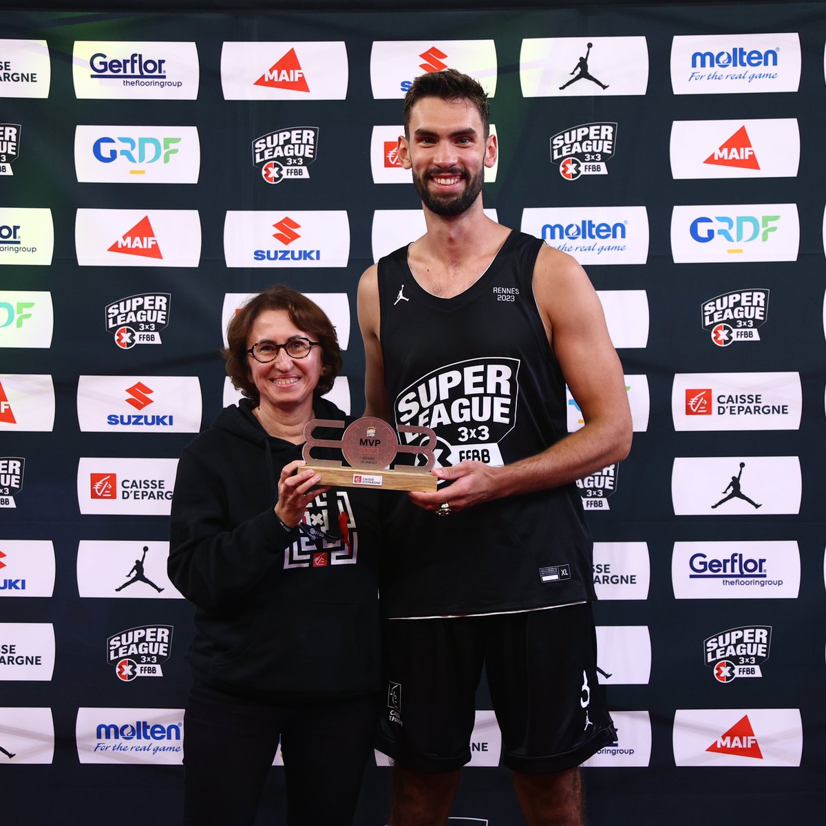 𝗠𝗩𝗣 𝗖𝗔𝗜𝗦𝗦𝗘 𝗗'𝗘𝗣𝗔𝗥𝗚𝗡𝗘 𝟮𝗞𝟮𝟯 🏆👏

Lucas Dussoulier de l'équipe Versailles 3x3 a été élu MVP de l'Open de France 2023.

#Superleague3x3 | <a href="/ffbasketball/">Fédération Française de BasketBall</a> 🇨🇵
