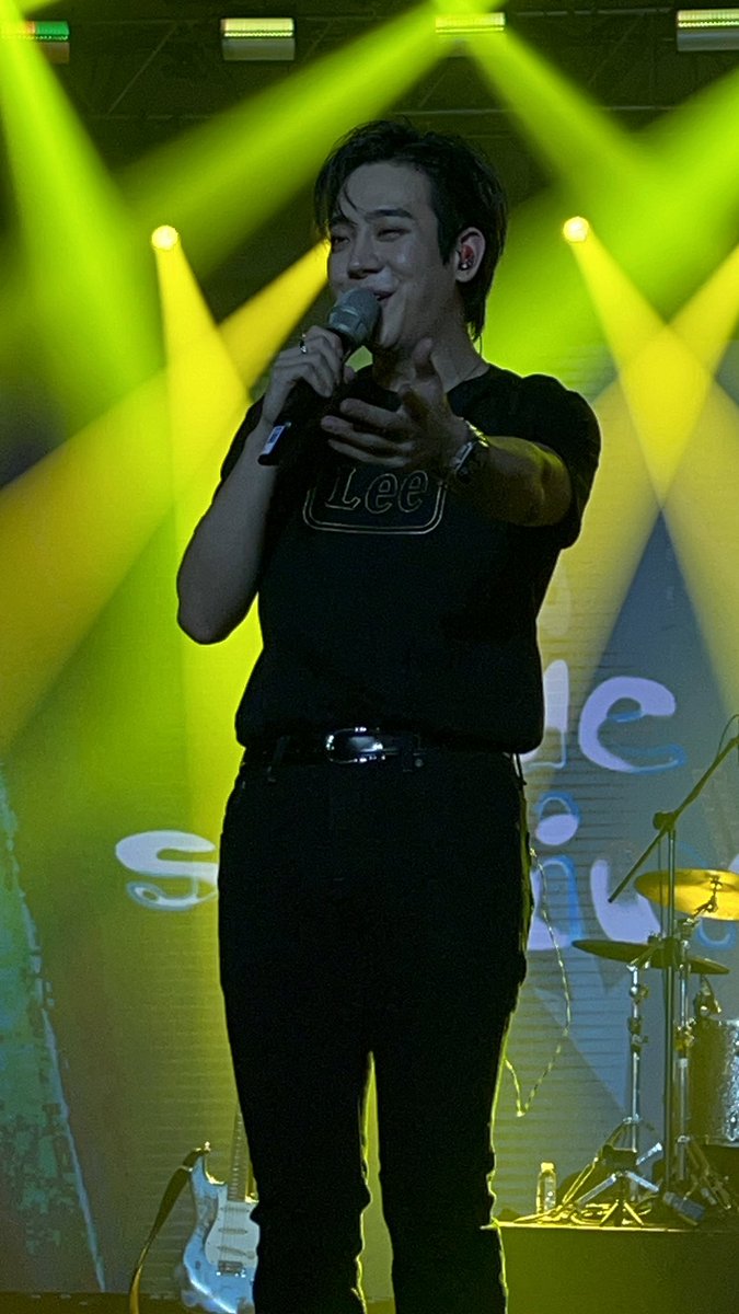 bluerose_gummy's tweet photo. @3000roseces @apriljohana @hajoon_I @TheRose_0803 @parclassic said โcomeโ ๐๐คฃ we want that Lee shirt badly @leejeansphil ang dami na naming napuntahang store, waley ๐ฅน but we want @parclassic more hahahaha
(๐ธ๐ธduring Yes performance at Music Night #ConquestPH ) https://t.co/OaUD69iaLN