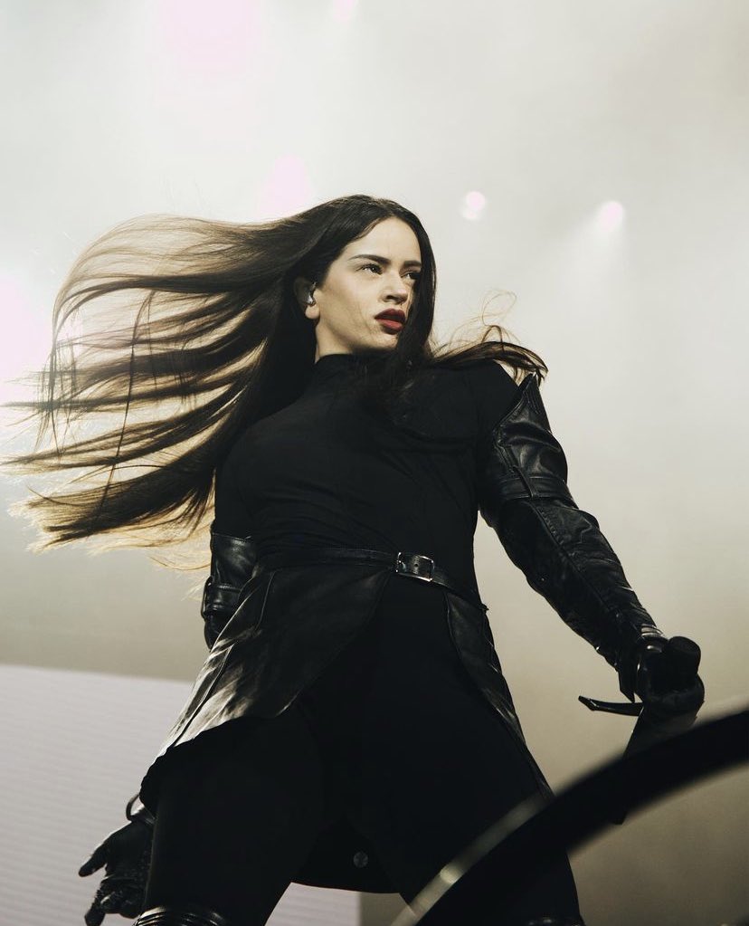 rosaliaposting's tweet photo. Imágenes de Rosalía cerrando su tour en Lollapalooza Paris, Francia https://t.co/P0PRaQXUY7