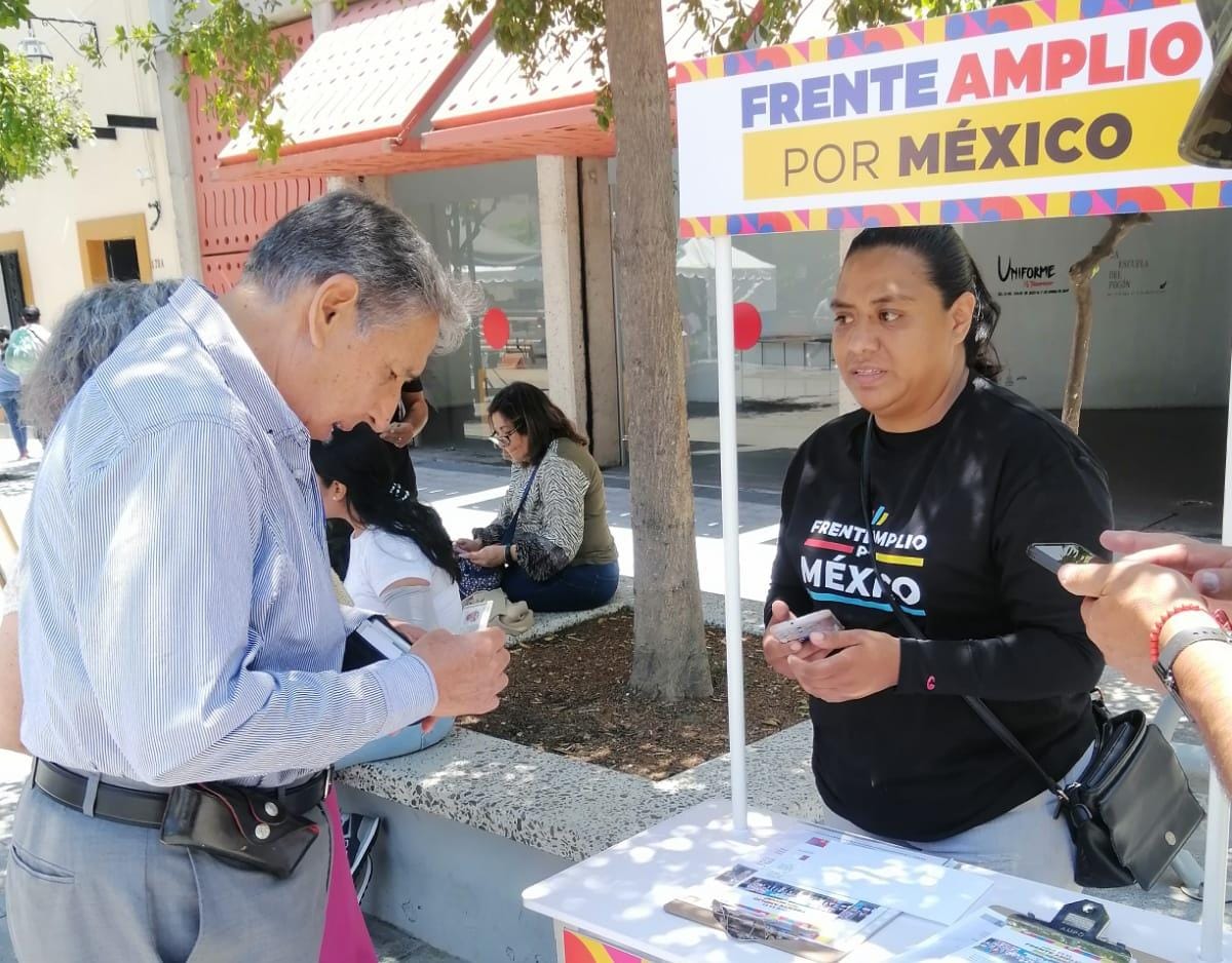 PAN_Jalisco's tweet photo. Con gran aceptación de la ciudadanía, continuaron los registros a la plataforma del @FrenteAmplioxMX.

Te invitamos a inscribirte en el siguiente enlace. ⬇️⬇️⬇️

https://t.co/NK2g9BZFQn

#CambiemosMéxico 
#FrenteAmplioPorMéxico
🔵🔴🟡 https://t.co/v1jZ2ReV4N