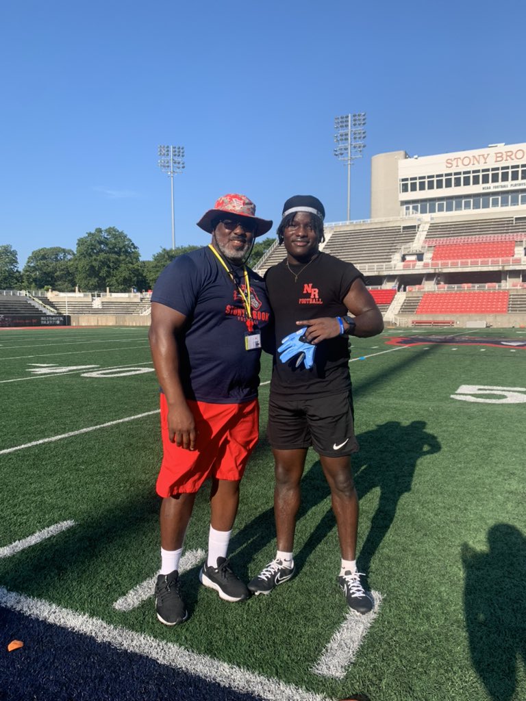 SauveurGamaliel's tweet photo. Major Thank you to coach @okingcoach on todays camp invite at stony brook university, Great experience! 
@NRockathletics @StonyBrookFB @NorthRocklandFB @AirRaidQBcoach https://t.co/bEioD8PQLt