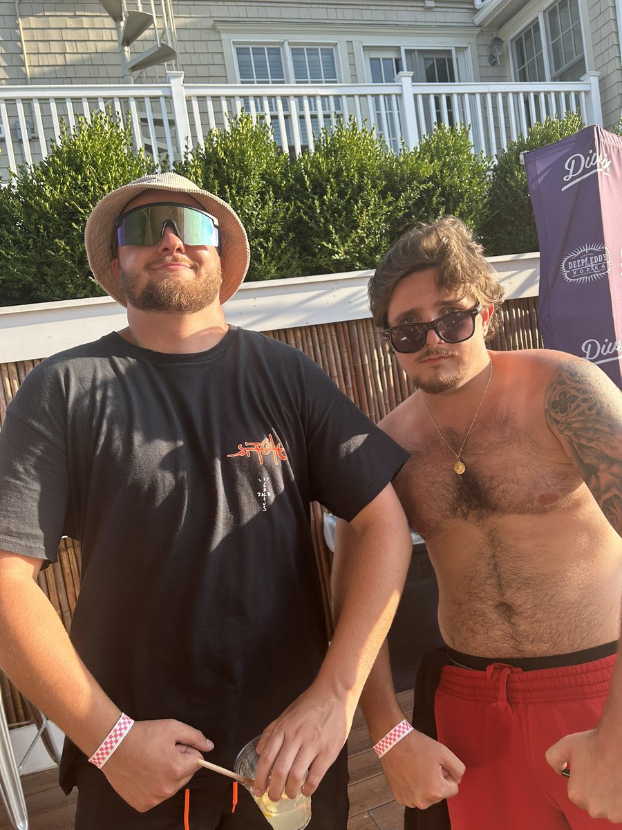 _spoto2's tweet photo. these two walk up to you at the bar wyd ? https://t.co/XVivcJA7Aw