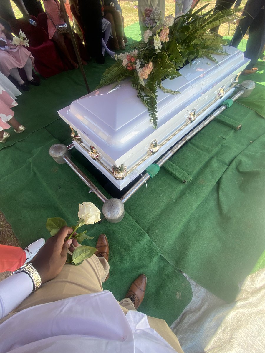 qmaaronnn's tweet photo. How could you love me and leave me, And never say goodbye?💔 #LOVEYOUMA https://t.co/fBDKuVd2Fz