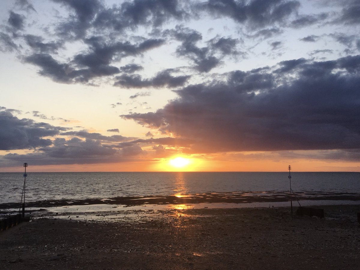 grange_ben's tweet photo. Hunstanton sunset - some say it is the only place on the East coast you can see the sun setting over the sea! https://t.co/YJNP6SnDIa