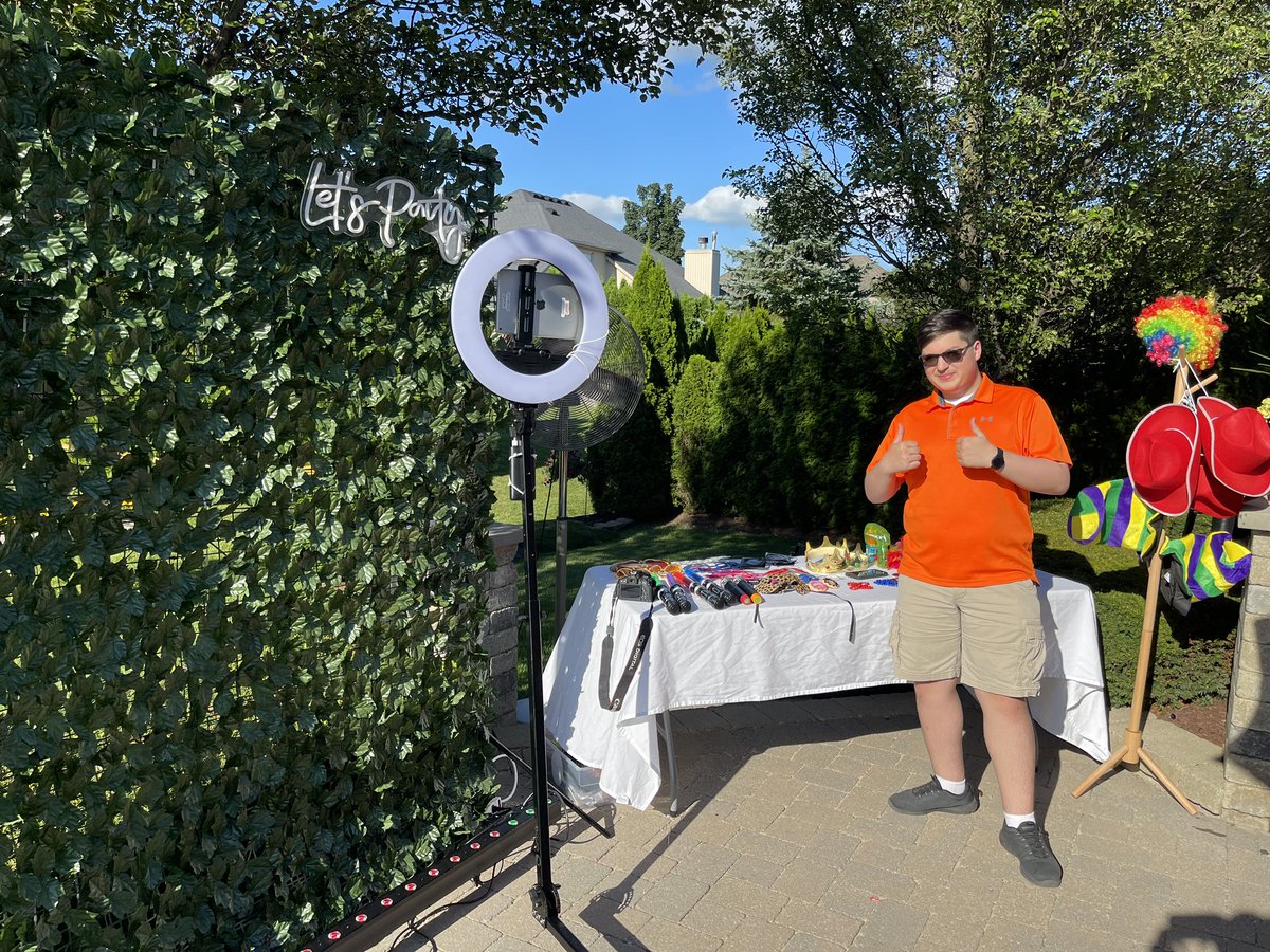 connectedgeek's tweet photo. #Connected360 at a graduation party!! @connectedgeek https://t.co/PXyT4Li2q3